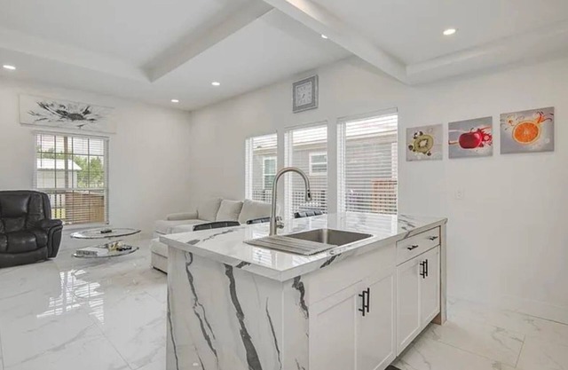 Modern 3BR Home | Yard, Pet OK, BBQ Grill & Free Parking
