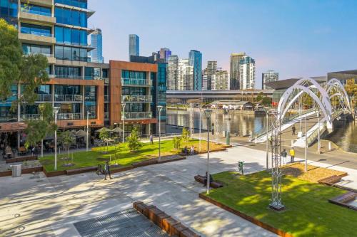 Modern 3BR Melbourne Waterfront Apartment with Resort Amenities in Docklands