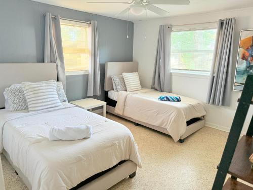 Modern 3BR with Wi-Fi & Private Yard Near Downtown