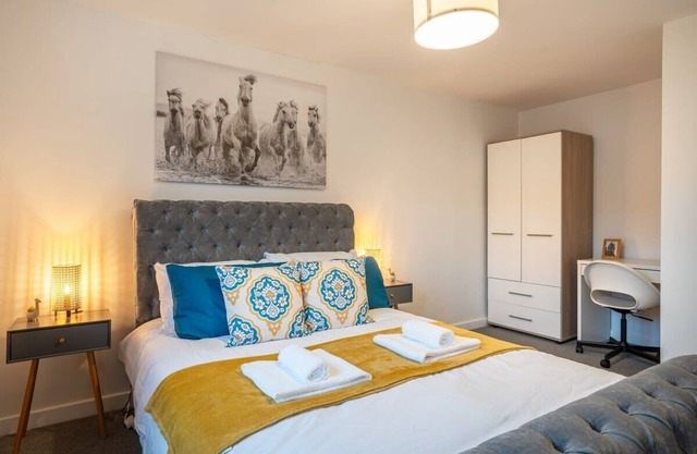 Modern 4 Bed House-Free Parking