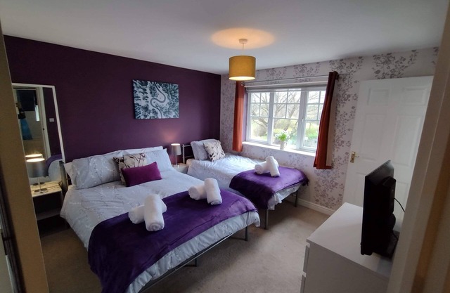 Modern 4 Bed House For Contractors & FamiliesnFree parking, M6, local amenities
