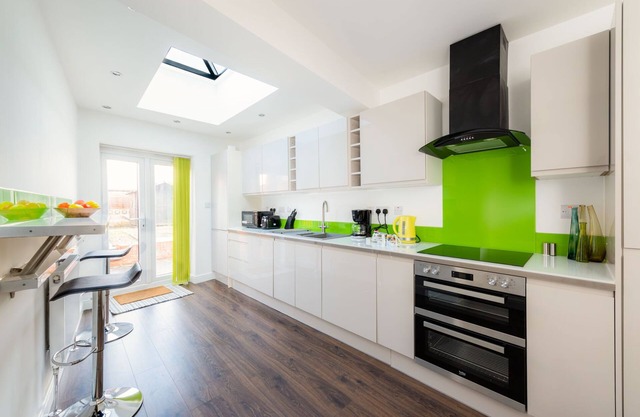 Modern 4 Bed House-Perfect Getaway for Stonehenge!