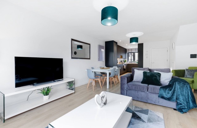 Modern 4 Bedroom House 03 With Parking in Farnham Royal, Slough