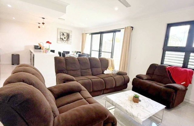 Modern 4B Townhouse Spacious & Serene in Rochedal