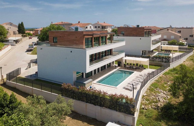 Modern 5-Br Villa for 10 with pool, sauna and jacuzzi close to beach