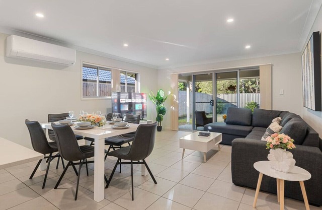 Modern 5BR Family Home in Peaceful Park Ridge