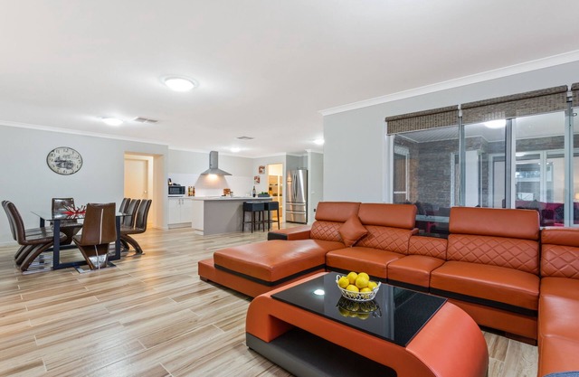 Modern 6 Bdrms, minutes to Airport, easy drive into City