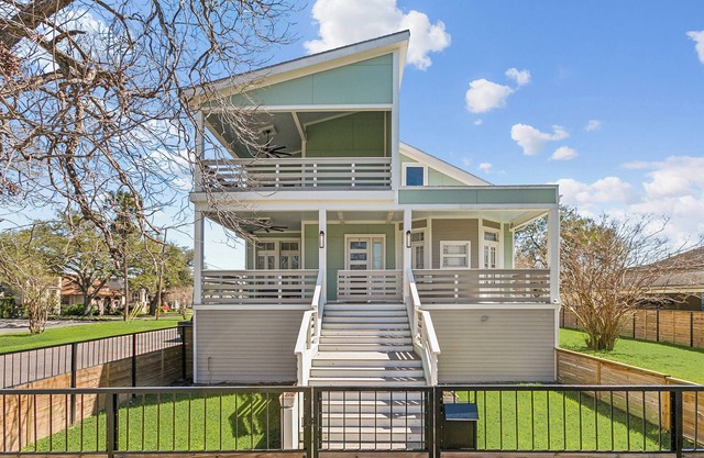 Modern 6-bedroom house with off street parking and 5 minutes from city center