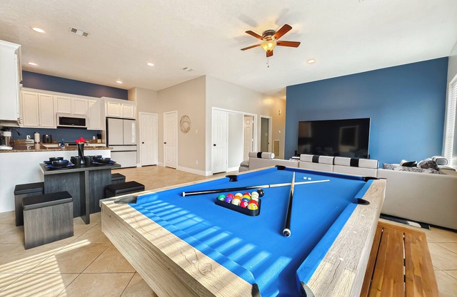 Modern 6 Bedroom House with Tons of Games, BBQ, 2 85" TVs and Surround Sound!