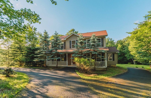 Modern 6BR: Hot Tub, Sauna, Gameroom, Mins to Lake
