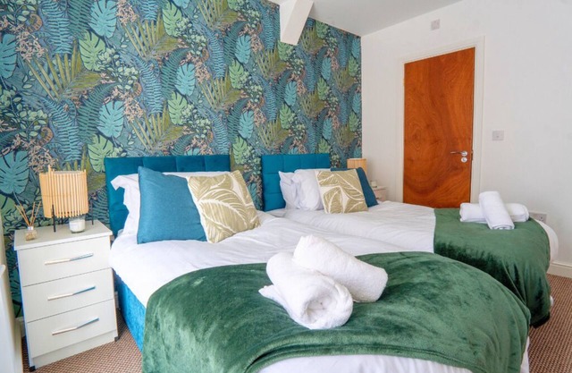 Modern 7 Bedrooms & 4 Baths - Smart TV, WIFI, Washer/Dryer & Parking NEC, JLR