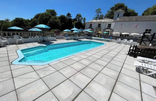 modern accommodation with leisure facilities, weekly and monthly discount