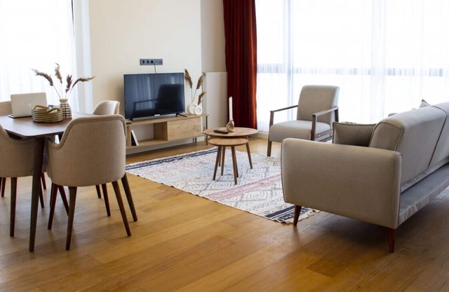 Modern and Cozy Apartment near Shopping Malls