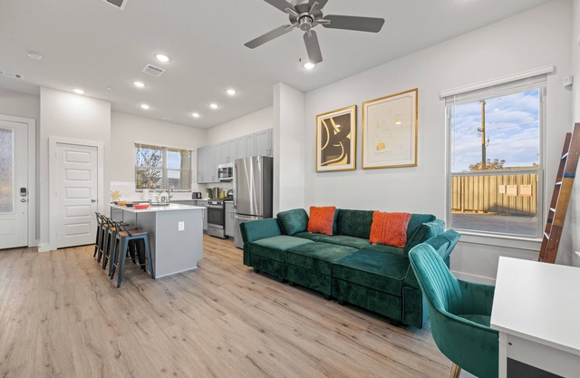 Modern and Cozy Townhome Near Cowboys and Rangers Stadium and DFW Airport