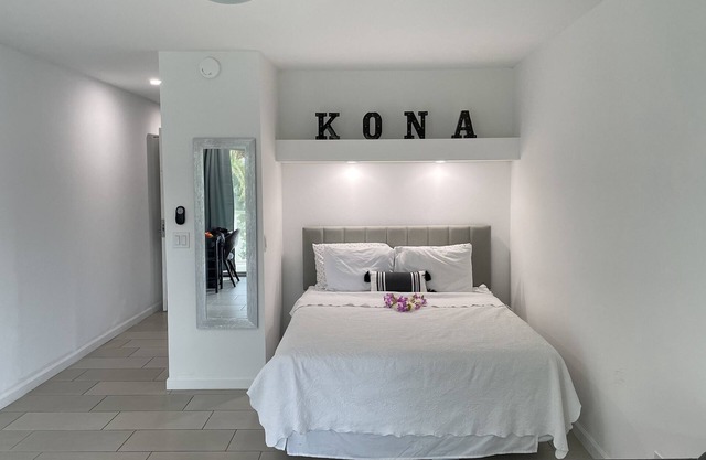 Modern and Renovated Ocean Front Studio in Kona! Best Location!