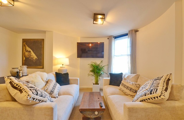 Modern and Spacious Bristol City Centre Apartment on Baldwin Street!