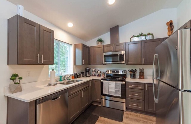 Modern and Stylish, KING bed, Wifi, FREE Parking!