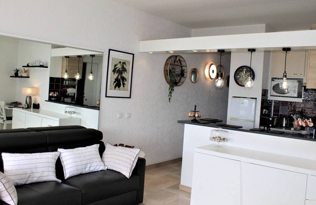 Modern Apartment, Sleeps 4, Air-Conditioned with Parking