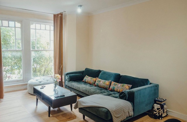 Modern Apartment, 3 Bedroom, Sleeps 8, Near Ally Pally, Balcony & Workspace