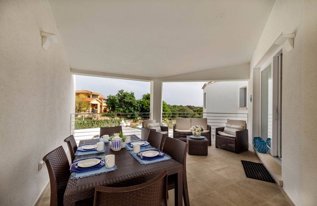 modern apartment 5 min. from the sea with swimming pool, air conditioning and wi-fi