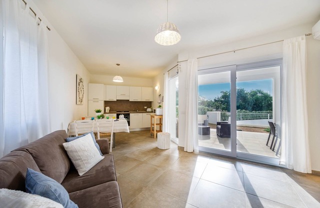 modern apartment 5 min from the sea with air conditioning, swimming pool, wi-fi