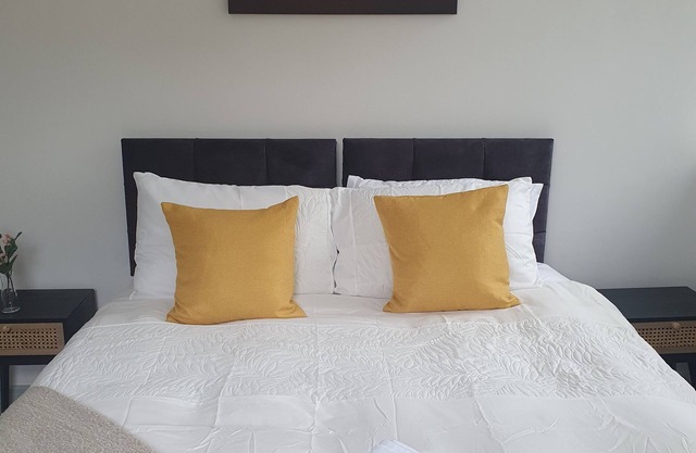 Modern Apartment Sleeps up to 5