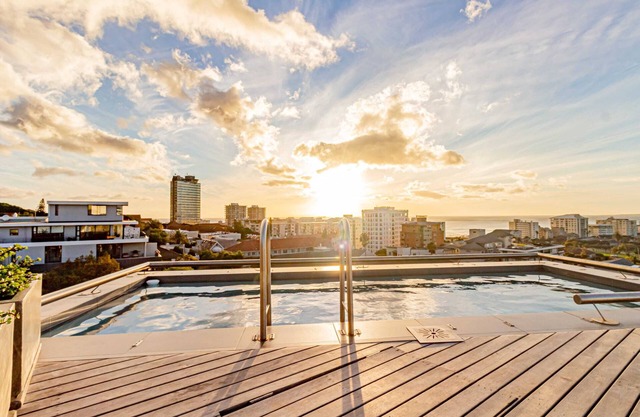 Modern Apartment w/Rooftop Deck (Scholtz Penthouse)