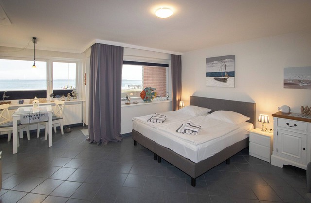 Modern apartment with balcony in a central location with a view of the east beach!