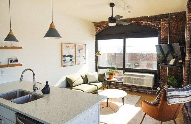 Modern Apt w/Gym, Elevator, Coffee Shop | 307