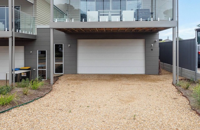 Modern Beachhouse, sea viewsn Great location, 3 mins to the beach.