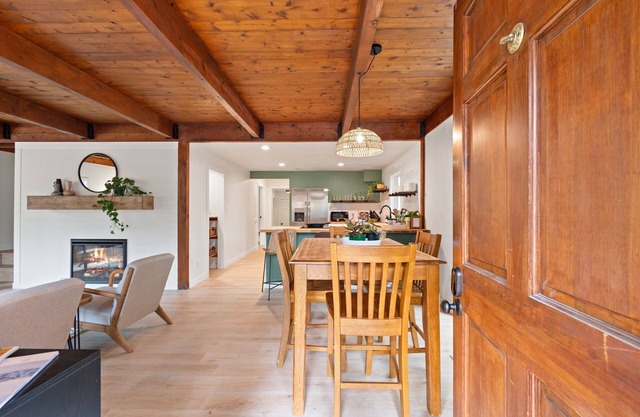 Modern & Beautiful Cabin w/Hot Tub Serene location and comfortable stay