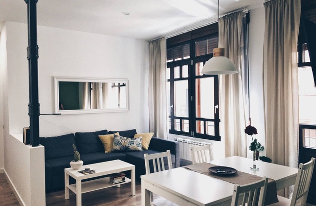 Modern, bright and central apartment. One minute from the Plaza Mayor.