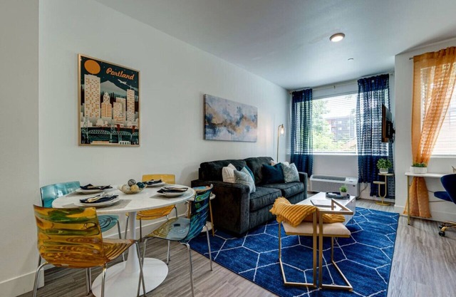 Modern & Bright Studio, Fast WiFi, Walkable to NE Portland Neighborhoods, Alberta Arts/Williams District