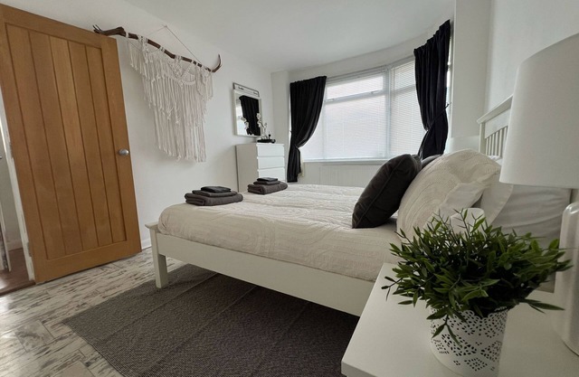 modern Bungalow with hot tub, garden, bbq & Netflix 10 min drive to city centre