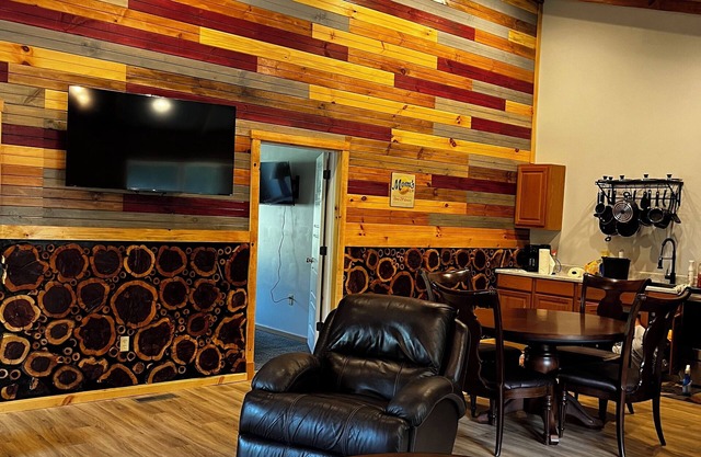 Modern cabin. Close to everything. Pet Friendly! Your home away from home!