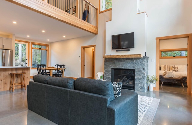 Modern Cabin w/loft walk to ski slopes & trails