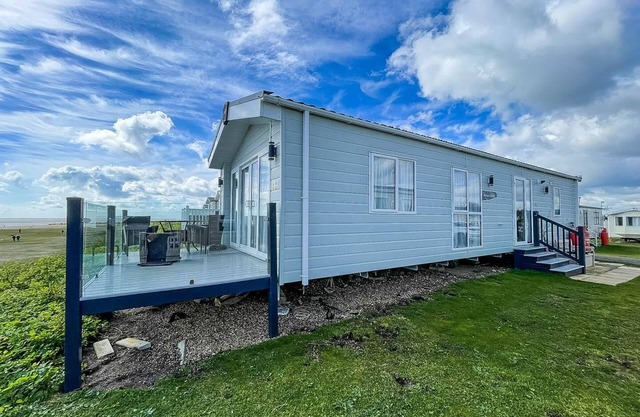 Modern caravan with beautiful seaviews in Suffolk! ref 90023SV