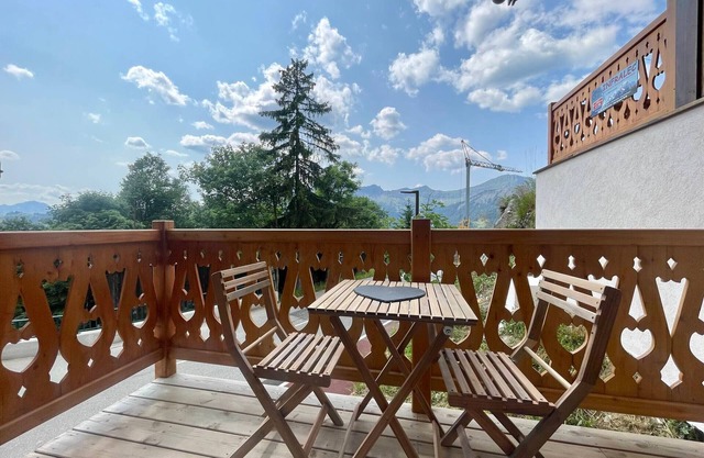 Modern chalet for 4 with terrace, mezzanine and parking