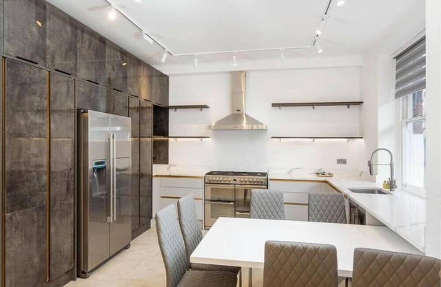 Modern Chelsea Flat, 3Bd 2Bath, Parking, Breakfast