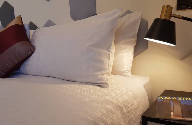 MODERN CHIC NEW APARTMENT close to great food, beach, A/C, balcony views, wi/fi.