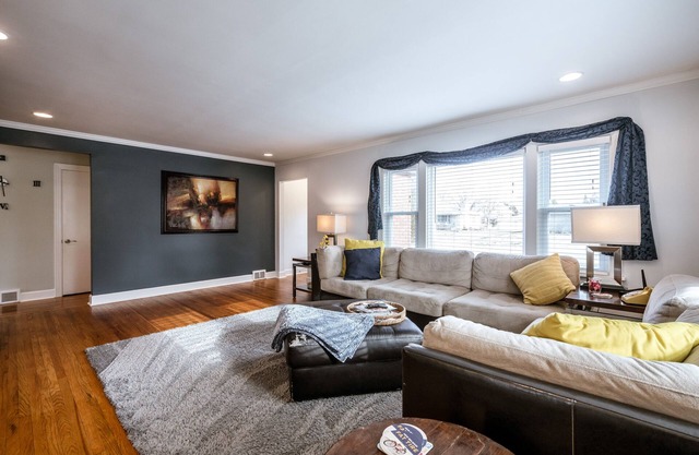 Modern Classic! *Close to Everthing!* Sleeps 10* Expo Center Super Close!