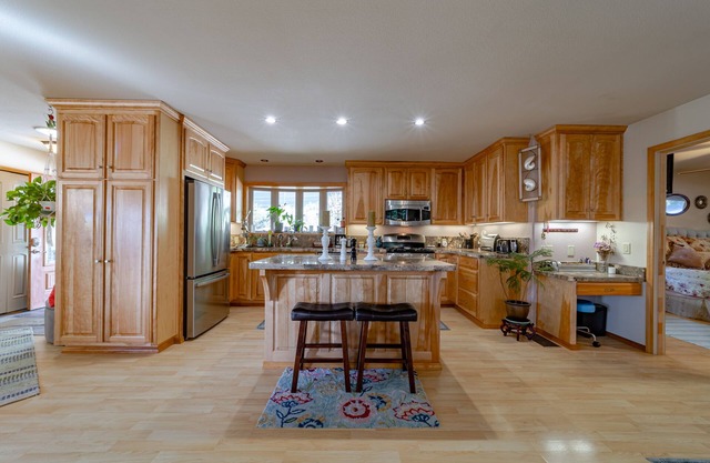 Modern,Clean,Home in the Heart of The Ave. of the Giants ,STARLINK,Gated