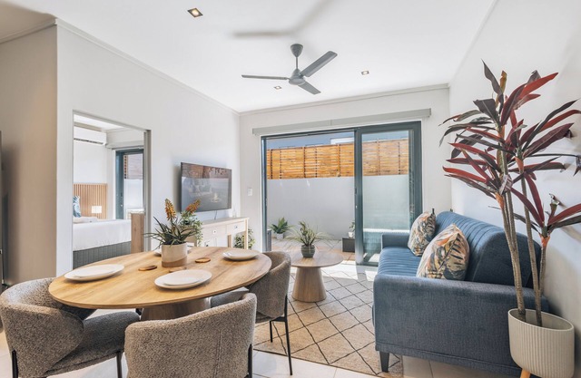 Modern Coastal 1 BDR, Pool & Sauna