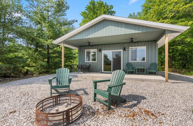 Modern Comfort, Dog Friendly Private lot in Fish Creek