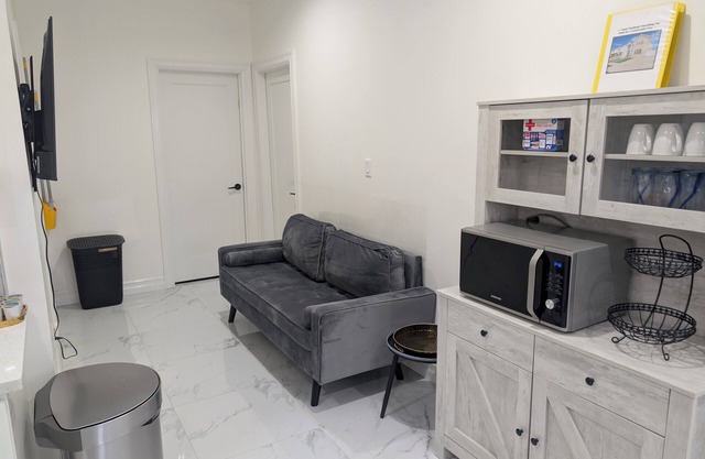 Modern Comfort - Minimal StylenEntire guest suite in Elmont, New York