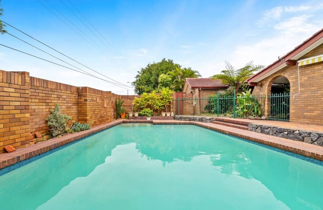 Modern Comfort Retreat: 4-Bed Cozy Haven w/Pool