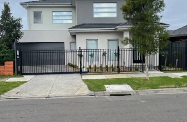 Modern Comfortable Home, close to transport, 17k CBD