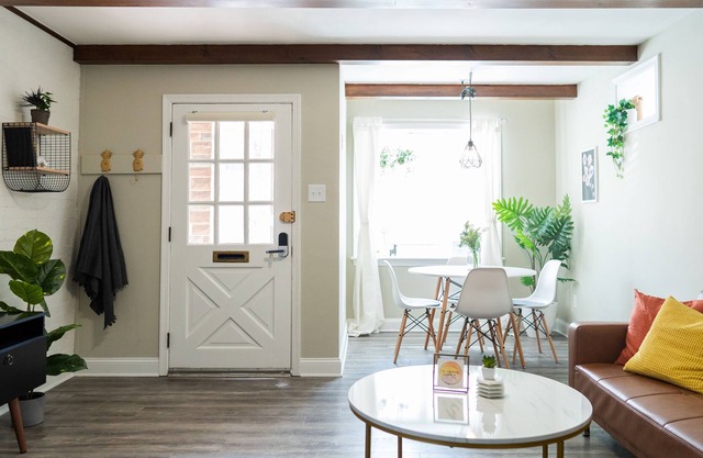 Modern & Comfy | 5★ Location, ♛Queen Bed, Parking