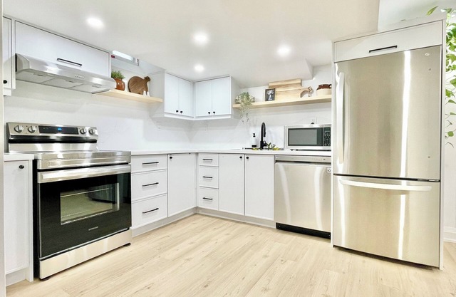 Modern & Comfy Getaway | Near Delpark Homes Centre