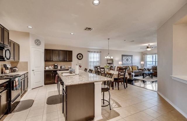 Modern comfy home perfect for your Lackland/San Antonio Visit, mins to Sea World